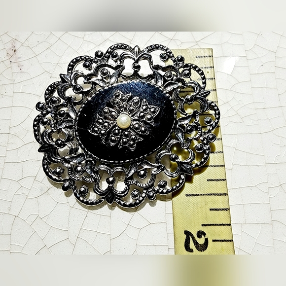 Victorian vintage silver faux onyx tiny pearl center filgree art deco brooch - Picture 5 of 5